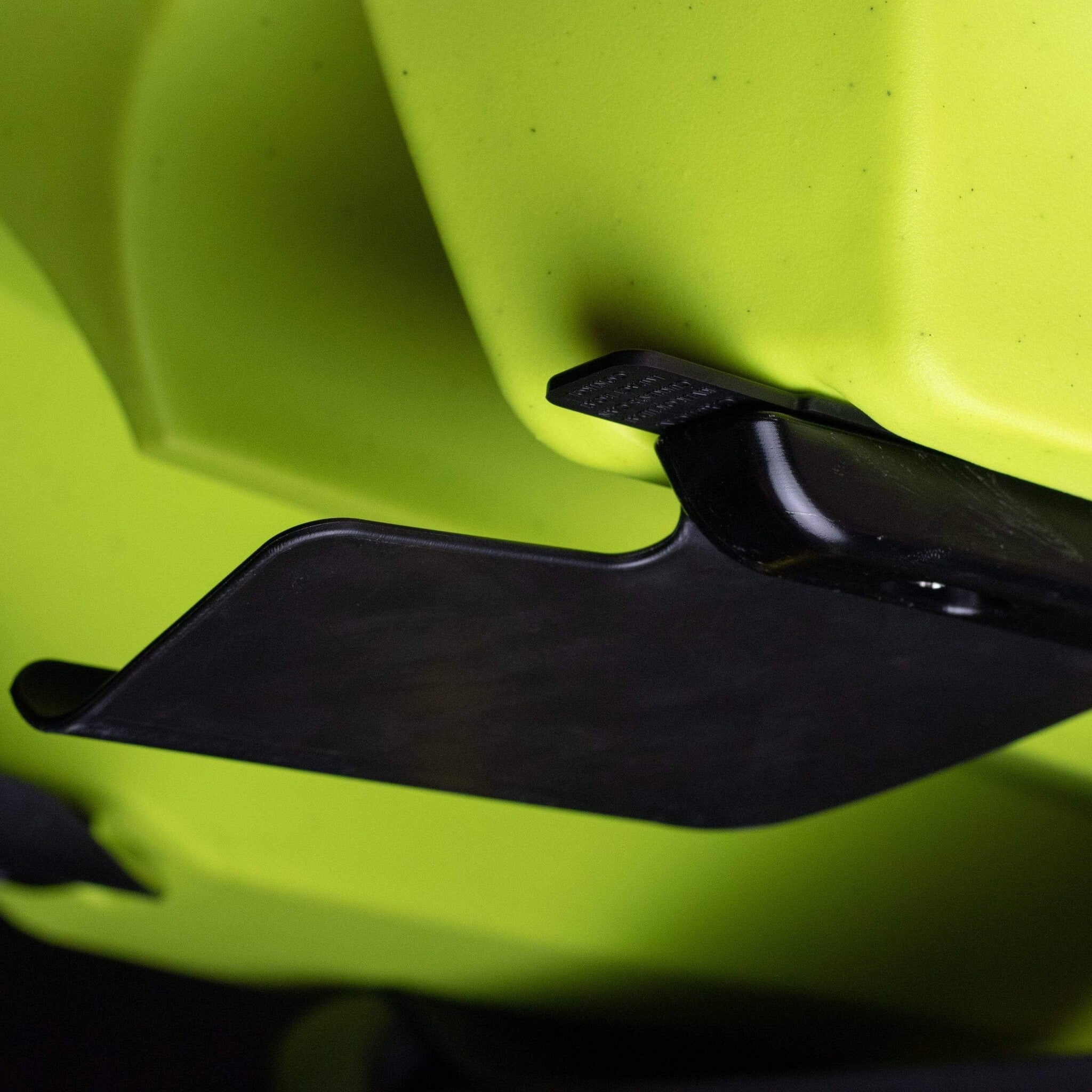 Cup-Holder-on-Lime-SS107_3