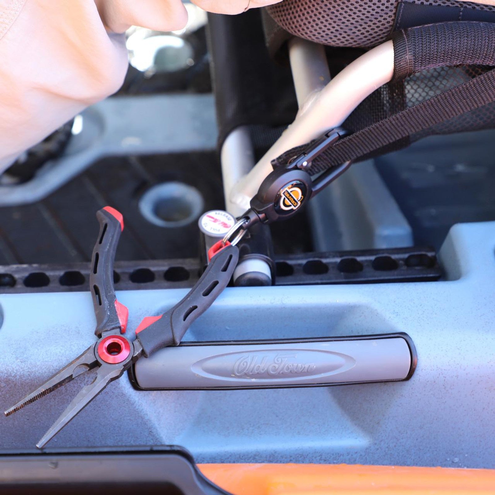 single-attachment-clip-on-retractor-24-stainless-steel-wire__70935.1754409355